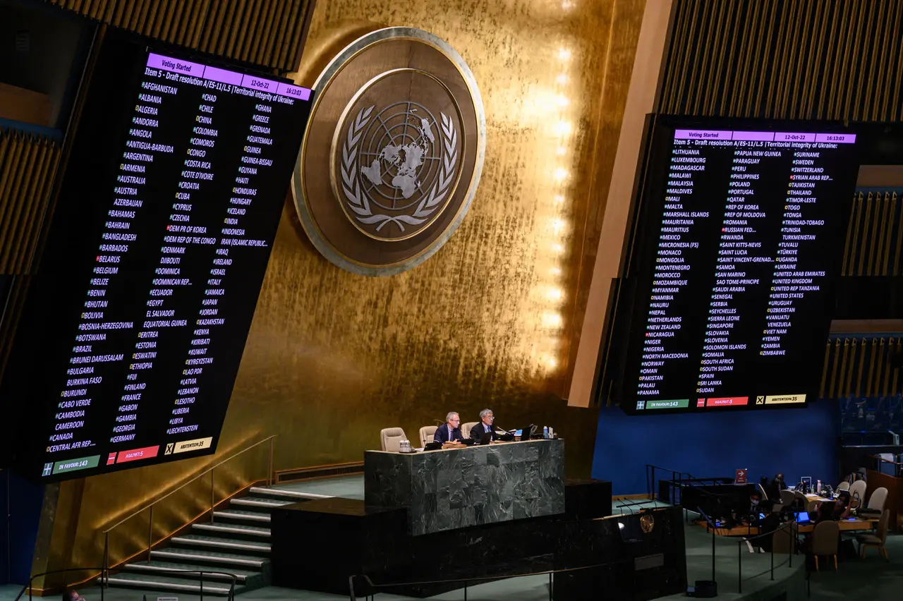 Visão geral mostra os resultados da votação durante uma reunião de emergência da Assembleia Geral da ONU para discutir as anexações russas na Ucrânia na sede da ONU em Nova York em 12 de outubro de 2022