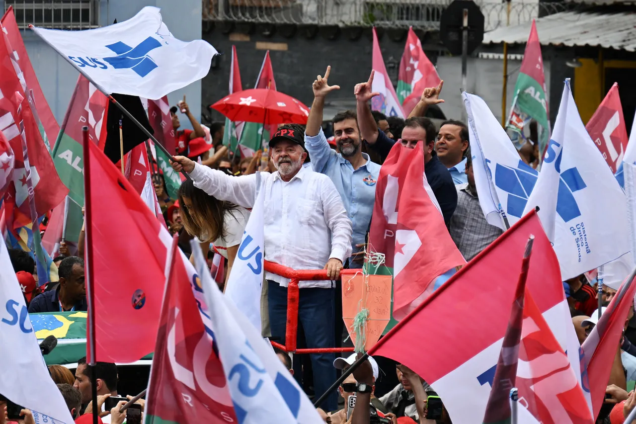 Petista usou o acessório enquanto cumpria agenda política na cidade