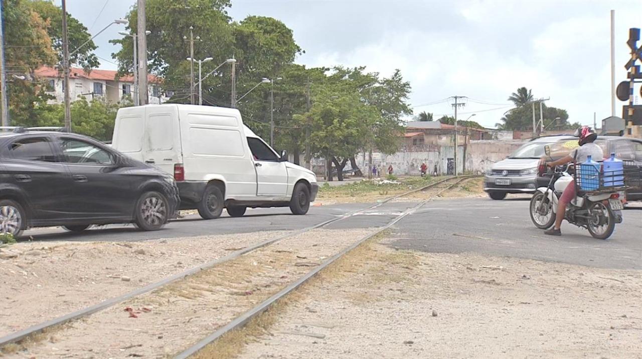 Mulher é atingida por trem na Francisco de Sá