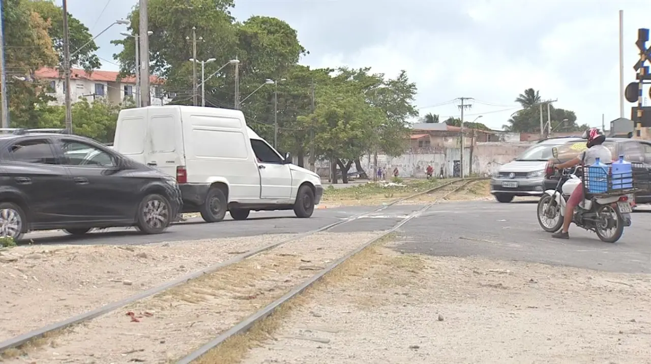 Mulher é atingida por trem na Francisco de Sá