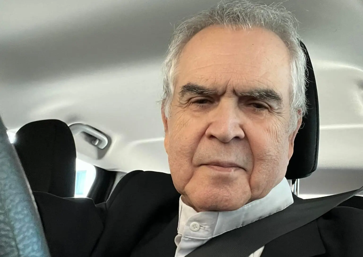Padre Zezinho em um carro