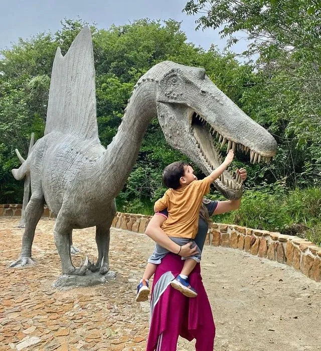 Parque conta com várias esculturas diferentes de dinossauros