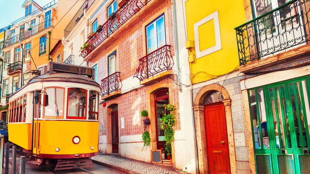 Bonde vintage amarelo na rua em Lisboa, Portugal. Destino de viagem famoso