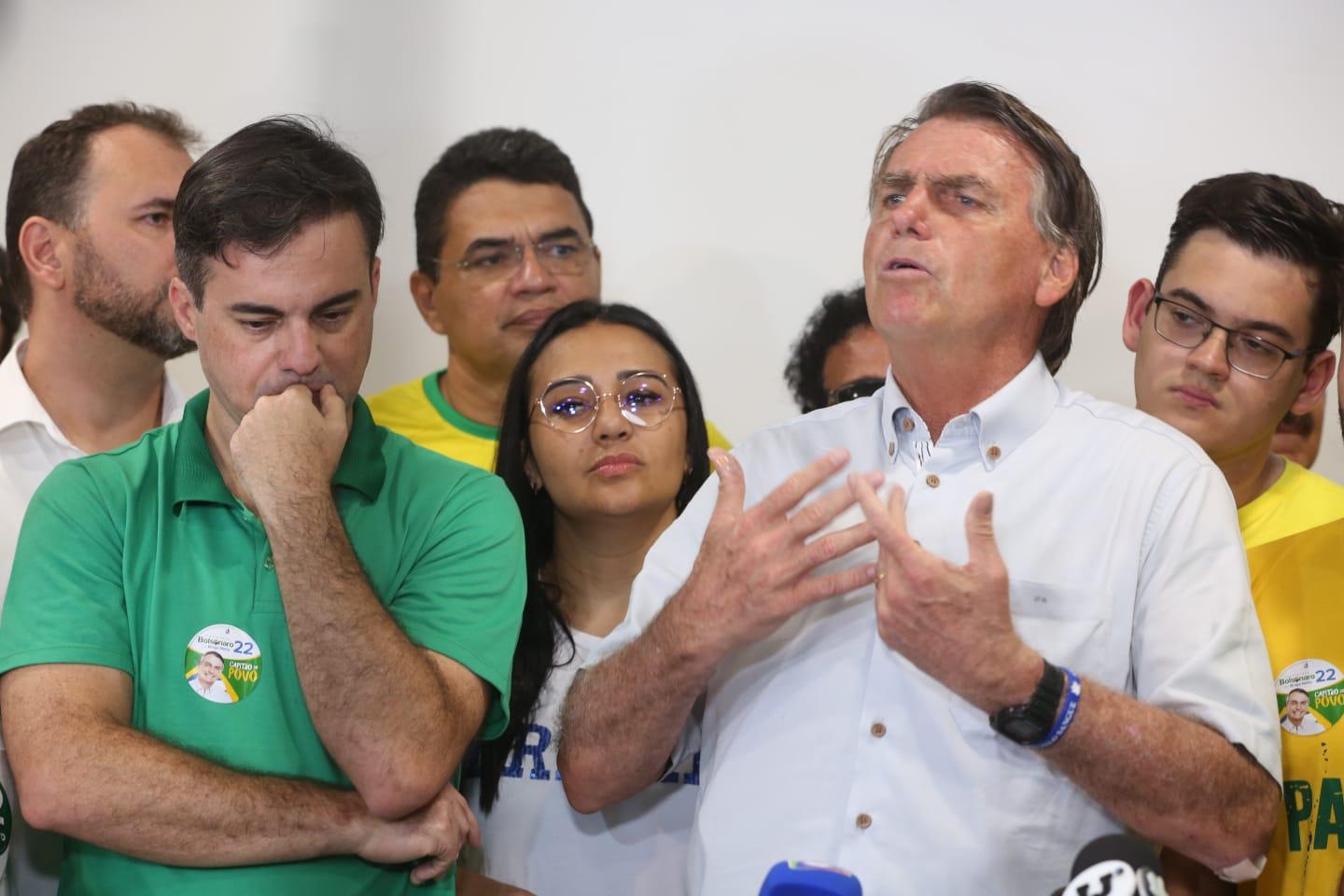 Capitão Wagner e Jair Bolsonaro durante coletiva para a imprensa no aeroporto antigo de Fortaleza