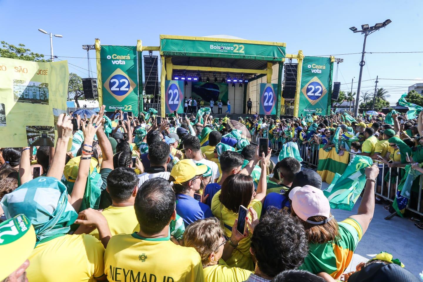 Apoiadores esperam Bolsonaro em estrutura montada no Conjunto Ceará.