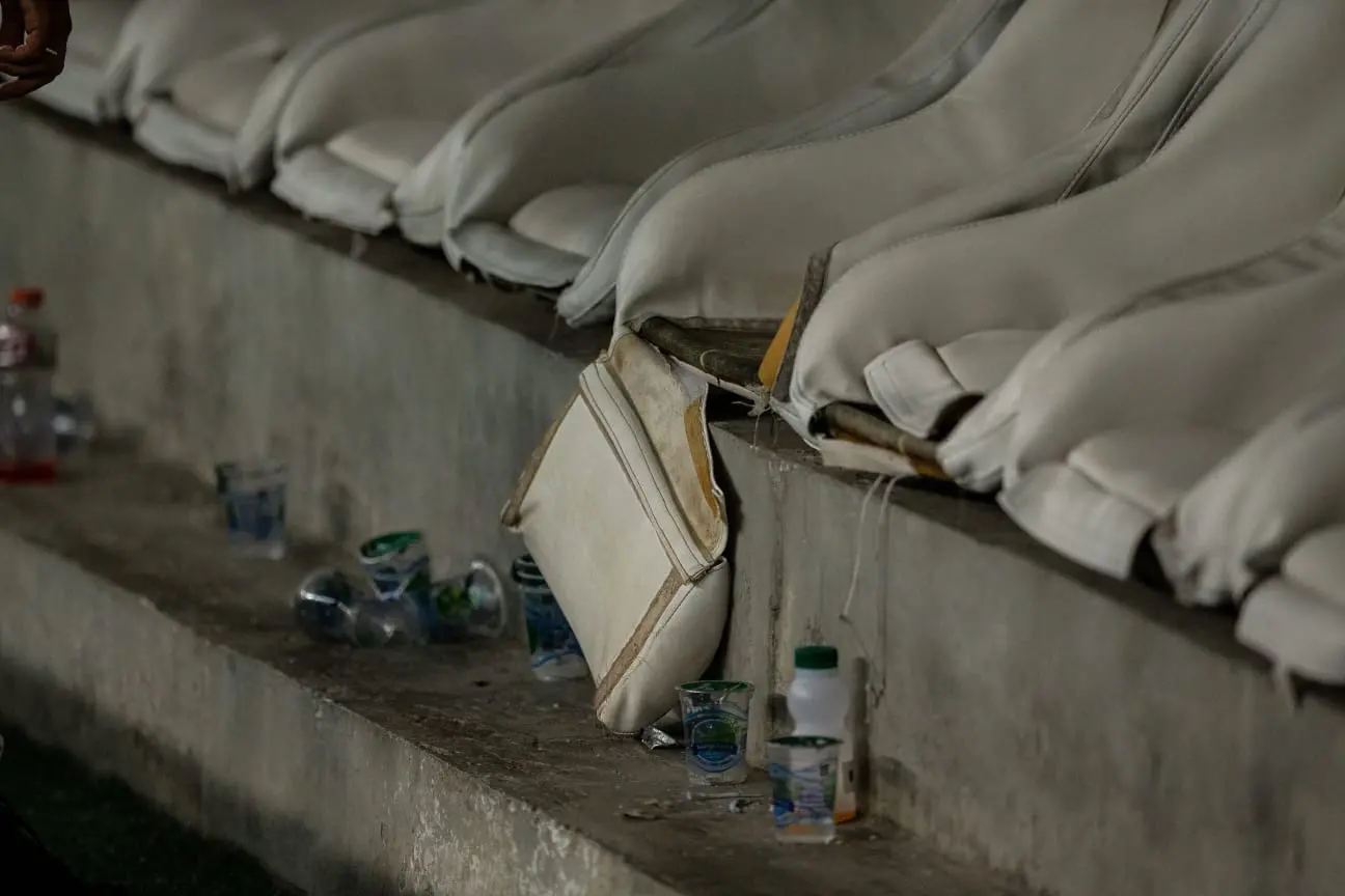 Imagem mostra cadeira quebrada