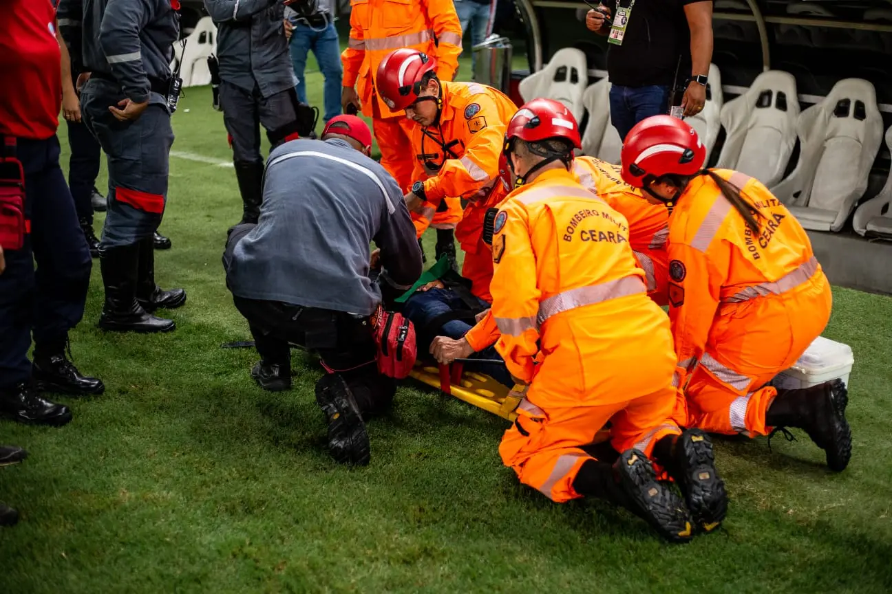 Imagem mostra corpo de bombeiros atendendo uma pessoa