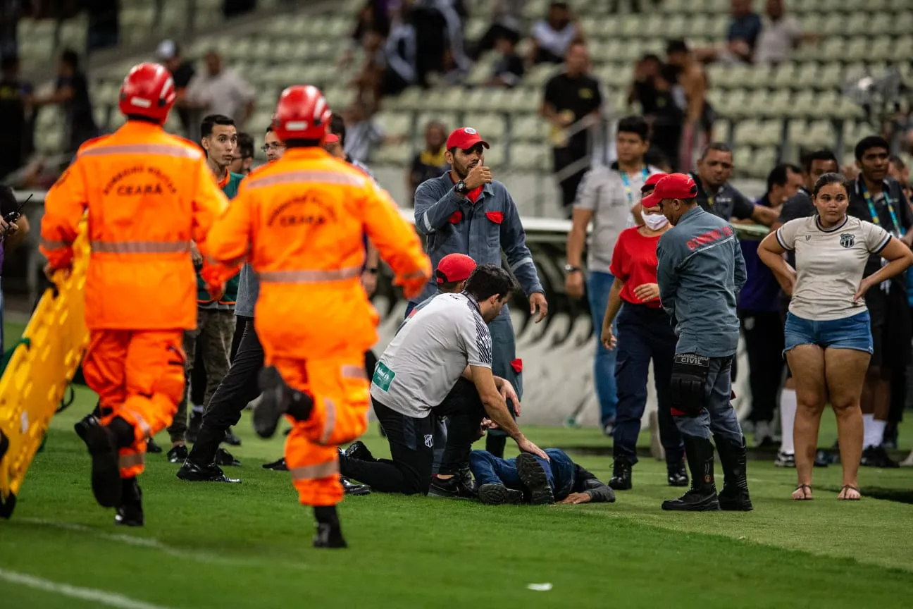 Algumas pessoas foram atendidas ainda no gramado.