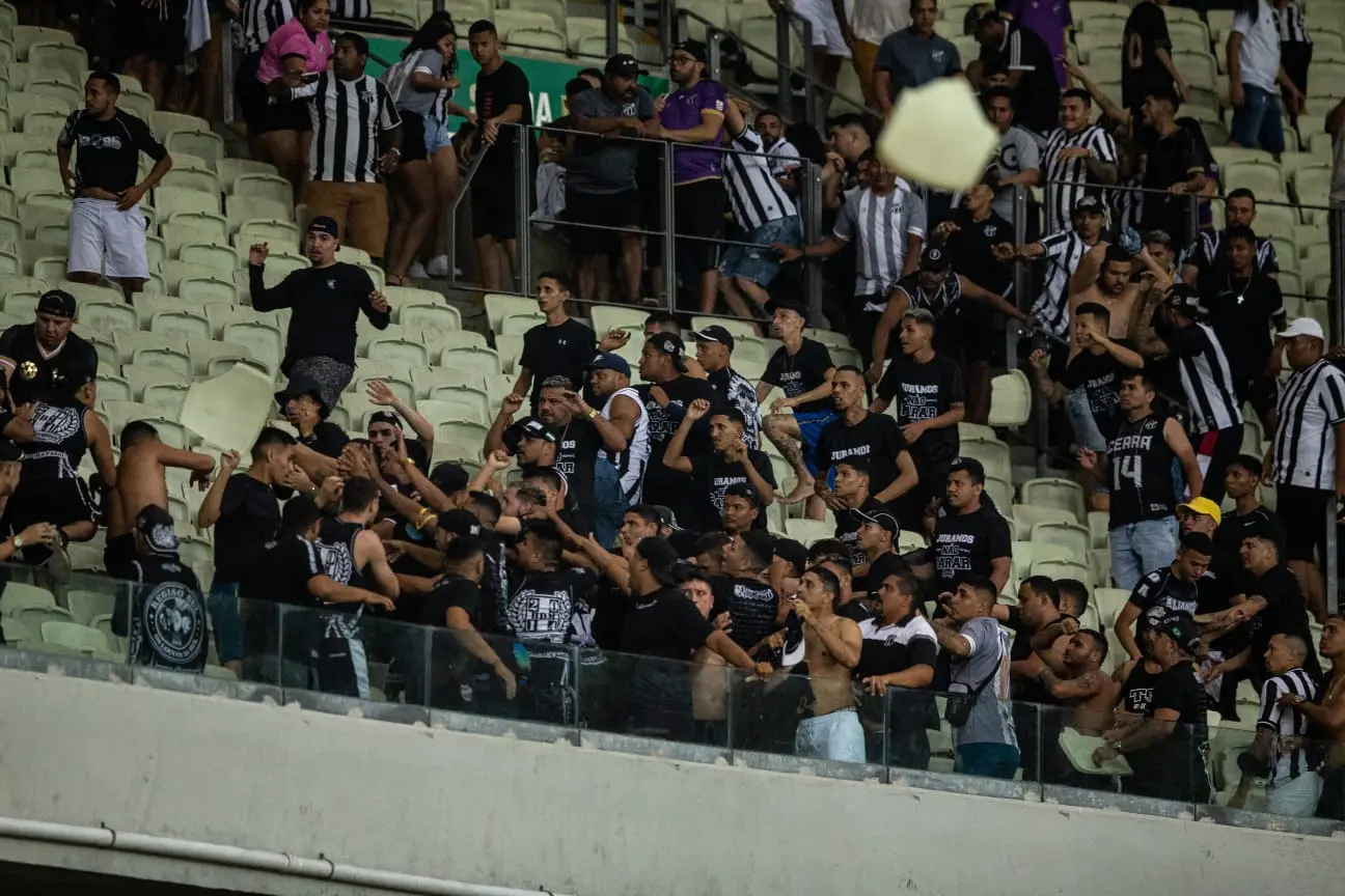 Imagem mostra briga nas arquibancadas