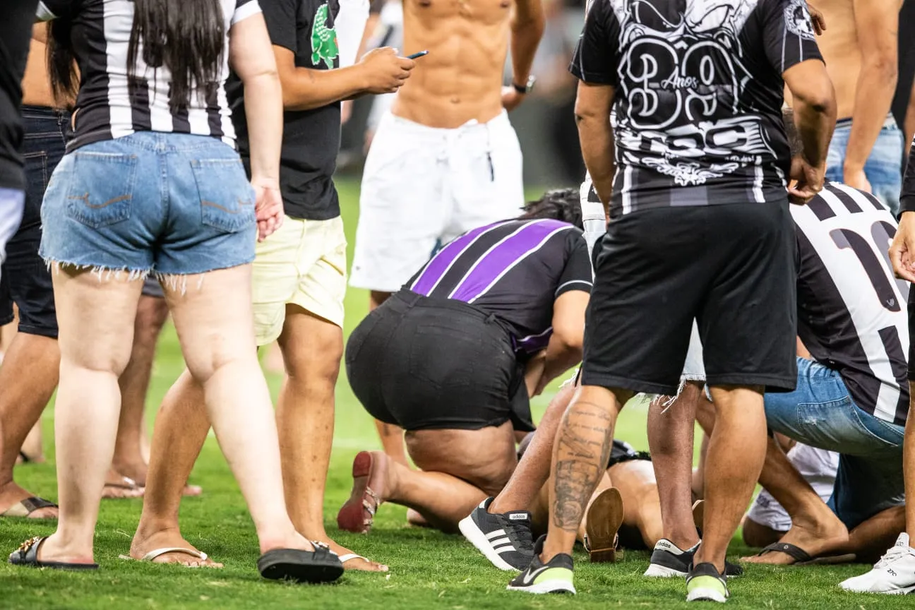 Torcedor caído no gramado da Arena Castelão.