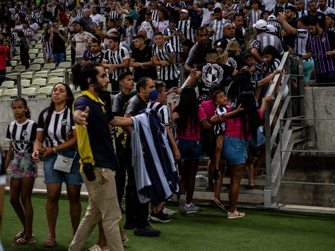 Funcionário do Ceará joga sal grosso na Arena Castelão antes de jogo com  Cuiabá - Jogada - Diário do Nordeste