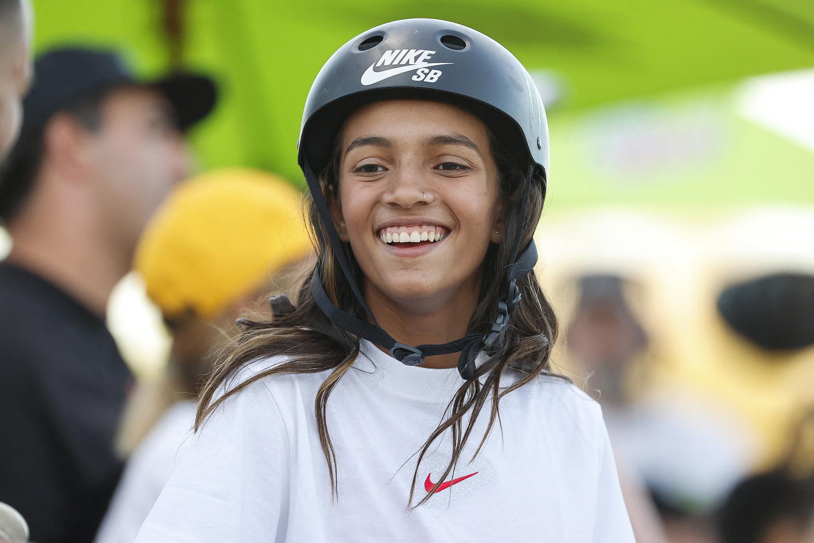 Rayssa Leal sorri após prova de skate