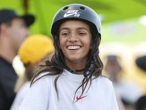 Rayssa Leal sorri após prova de skate
