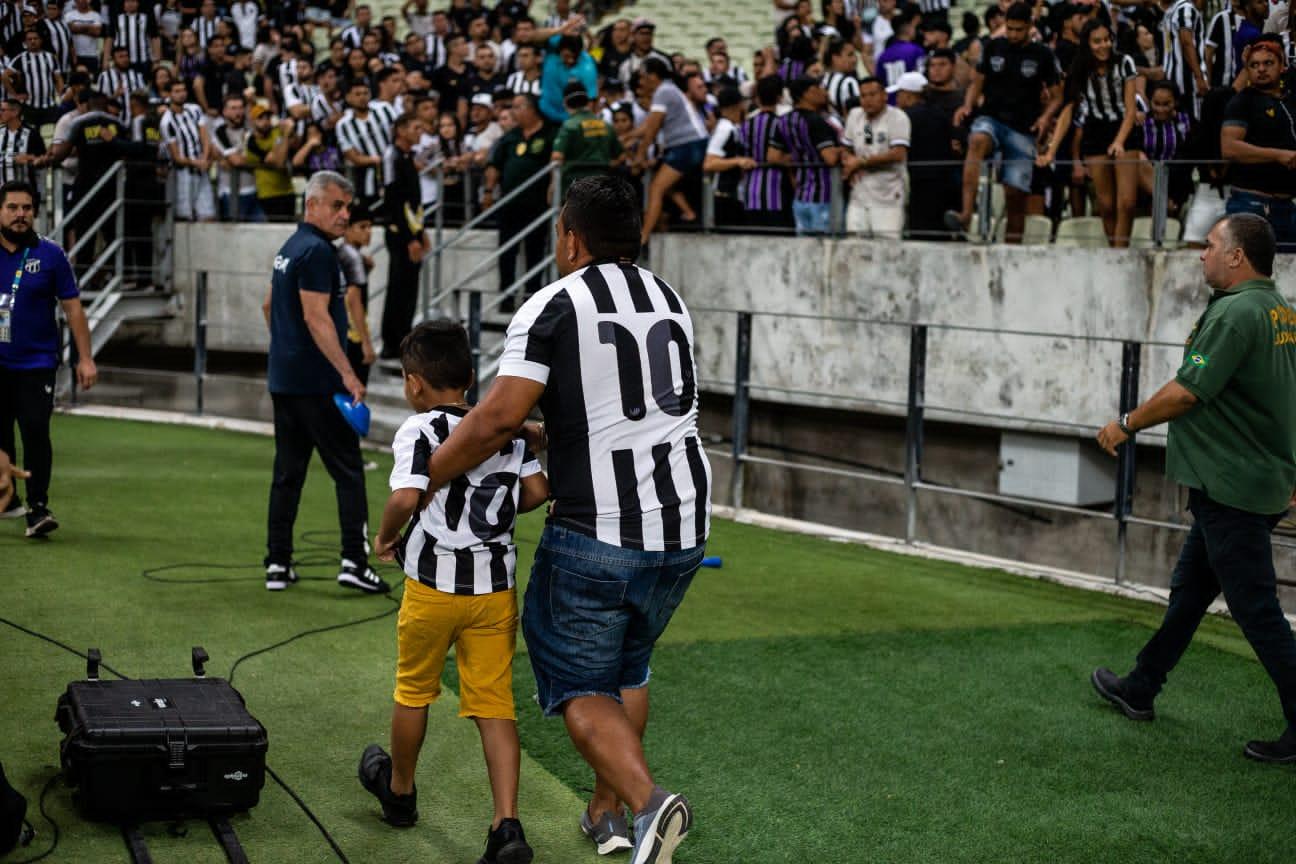 Funcionário do Ceará joga sal grosso na Arena Castelão antes de jogo com  Cuiabá - Jogada - Diário do Nordeste