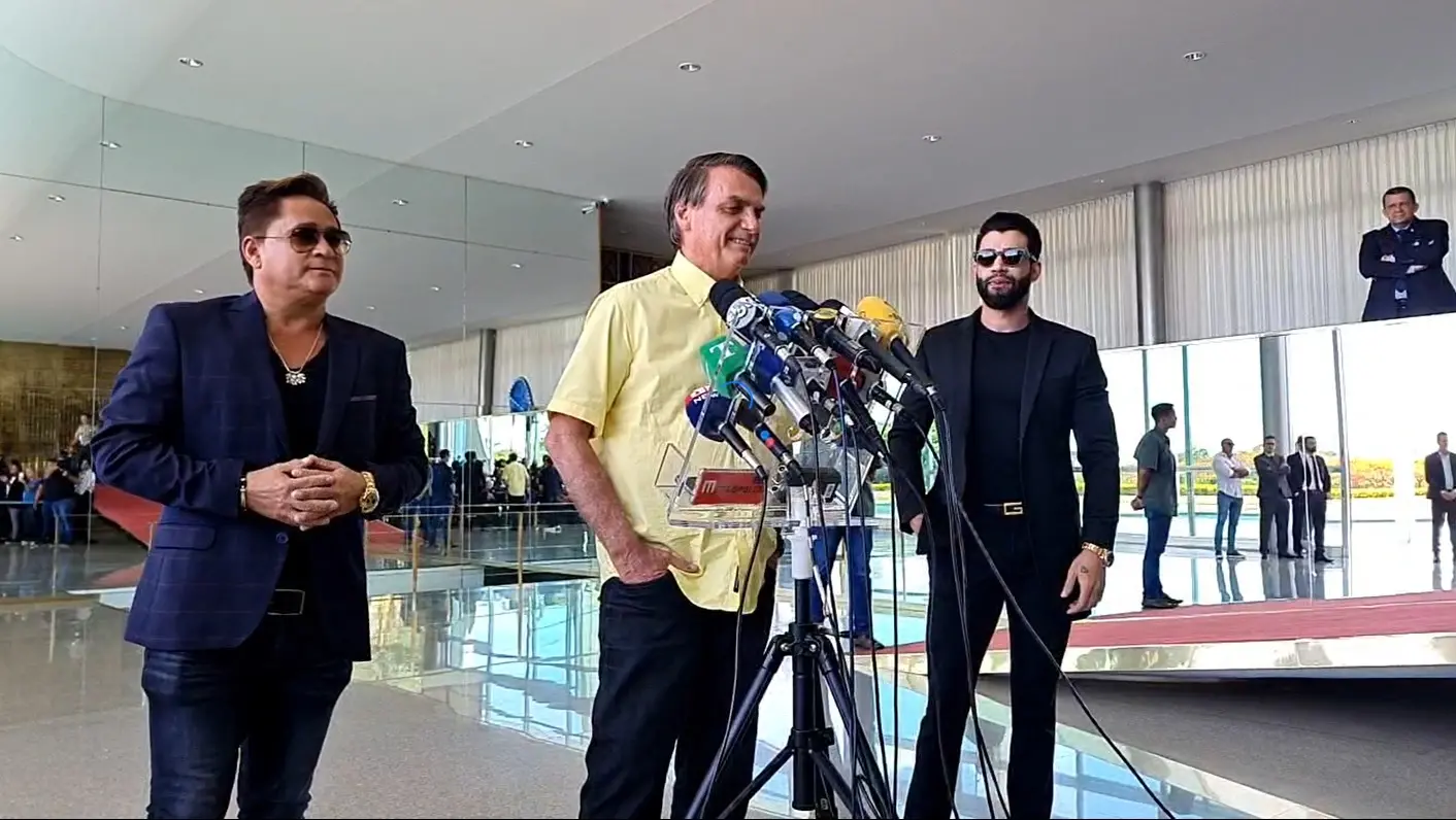 Cantores participarem de coletiva ao lado de Jair Bolsonaro