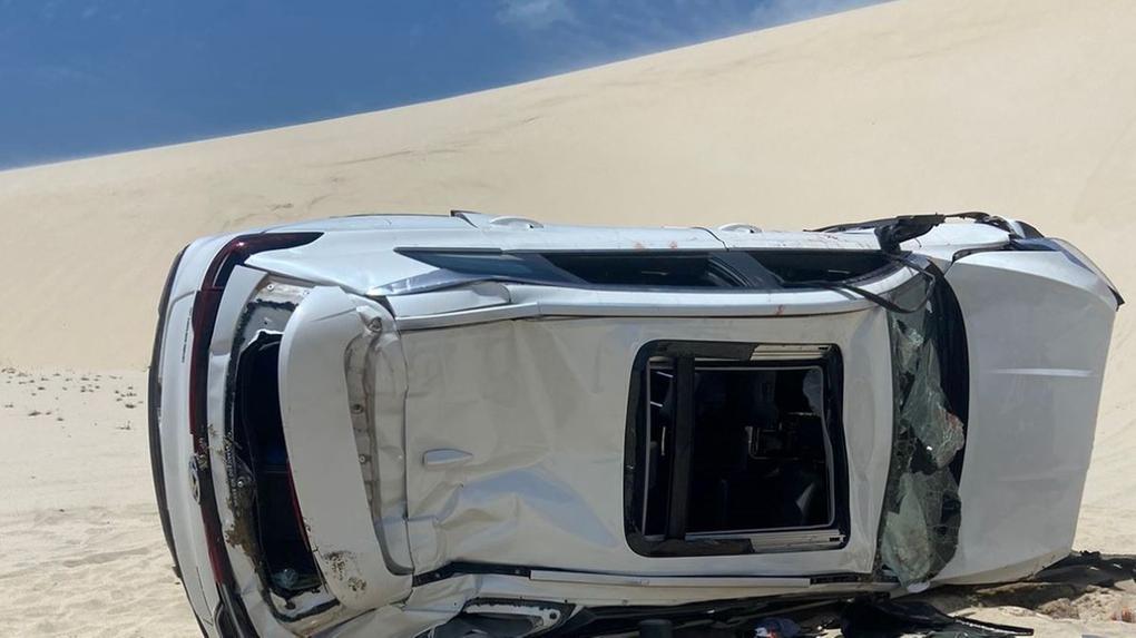 veículo capotado em duna após acidente em camocim