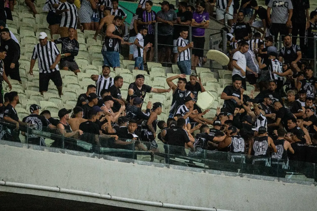 Cadeiras da arquibancada foram quebradas e usadas como armas