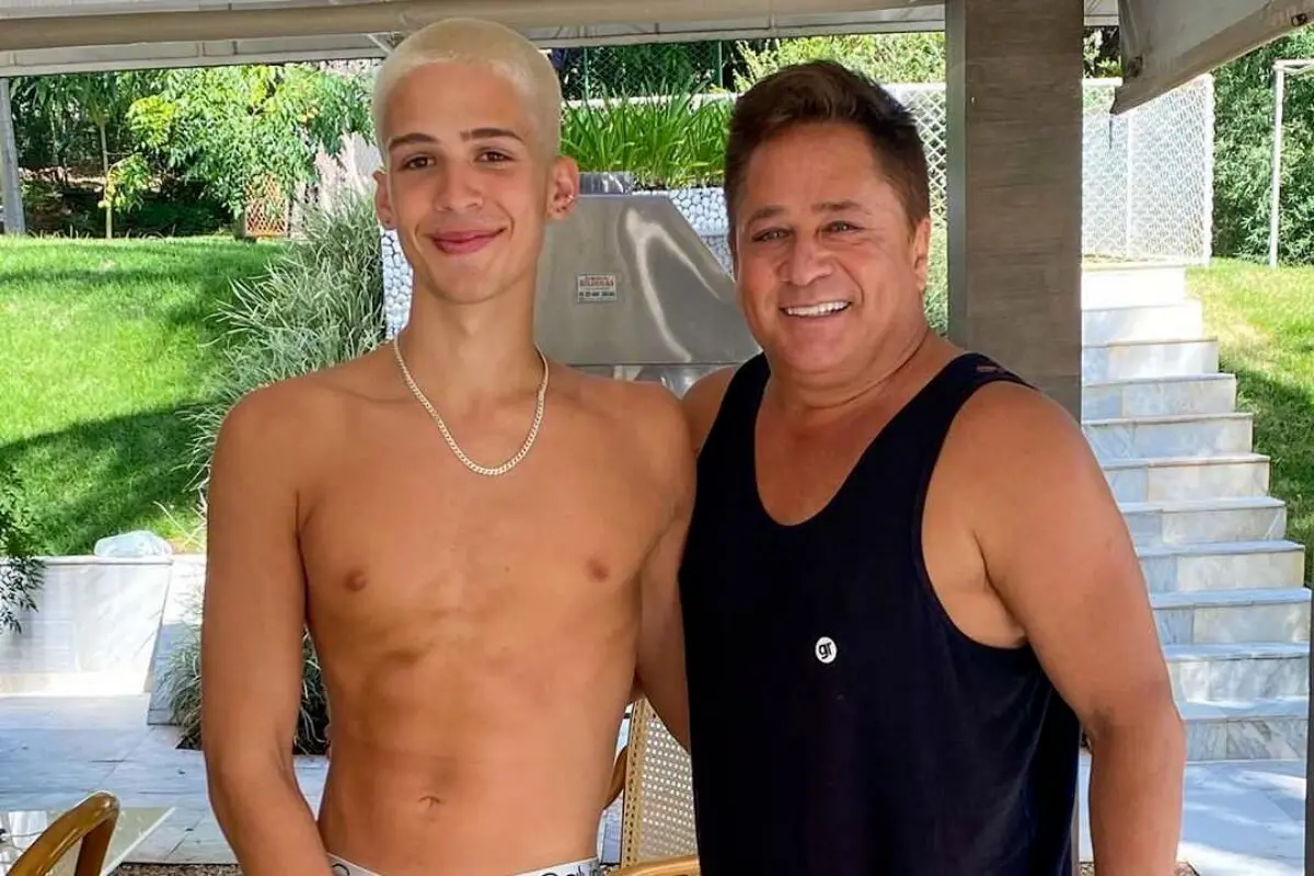 joão guilherme ao lado de leonardo