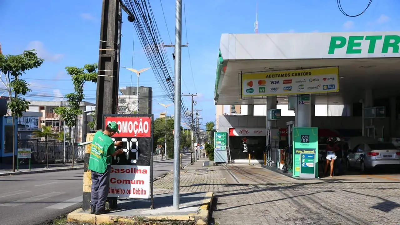 Frentista muda valor na placa em frente ao posto