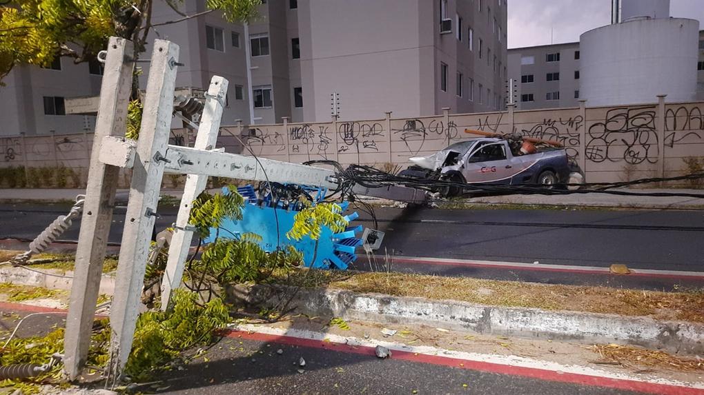 Carro derruba poste na avenida Pompilho Gomes, em Fortaleza