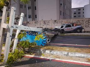 Carro derruba poste na avenida Pompilho Gomes, em Fortaleza