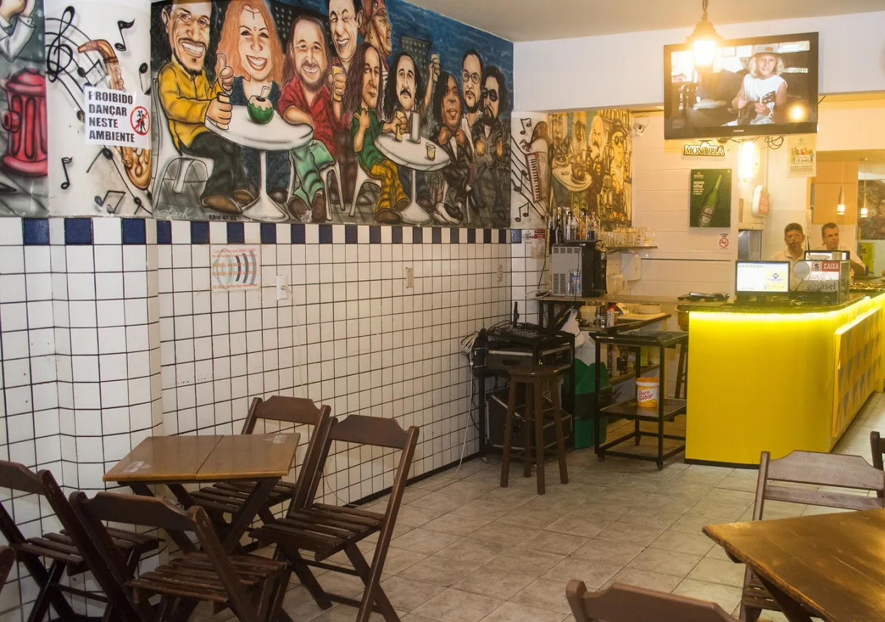 Mural pintado no ano 2000 traz importantes nomes da música brasileira