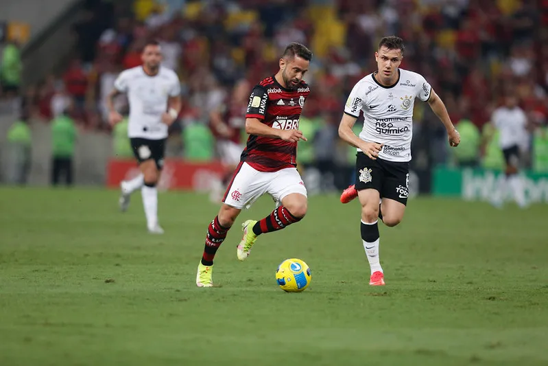 A final da Copa do Brasil foi equilibrada, com o Corinthians melhor no 2º tempo e empatando o jogo