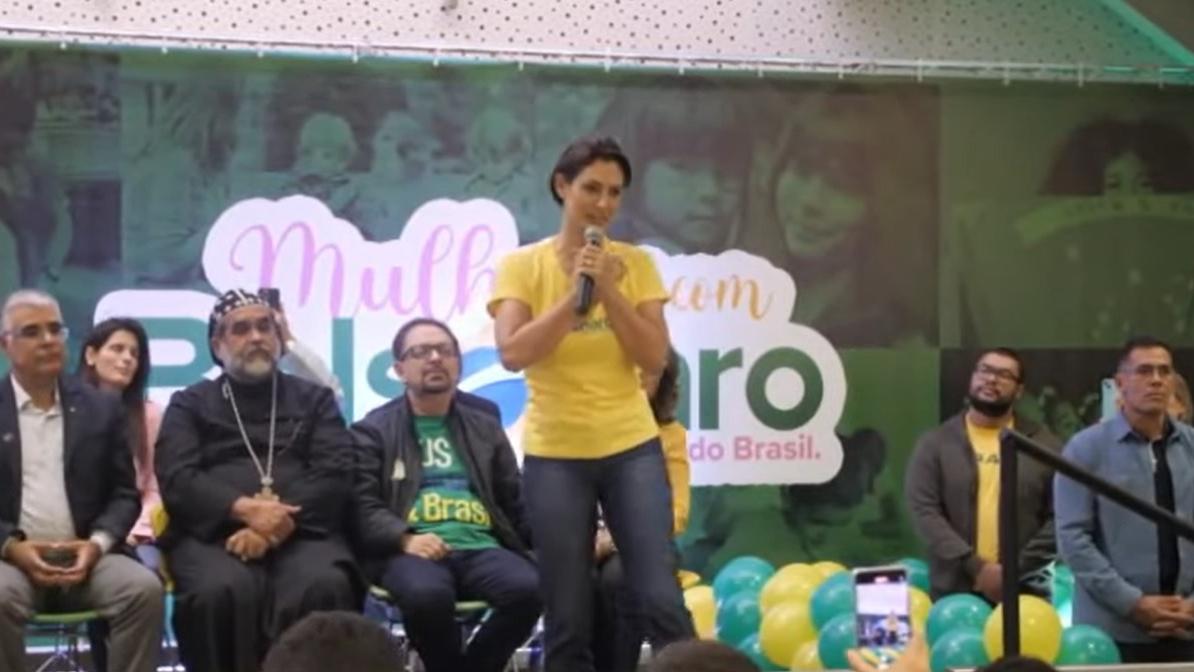 Michelle chora ao dizer que filha de 12 anos foi xingada e chama PT de  partido das trevas