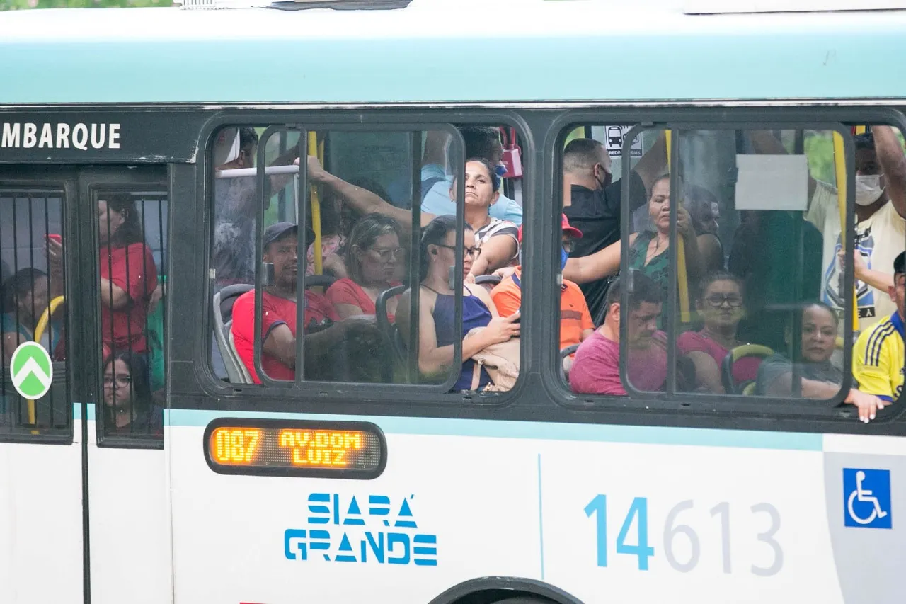 Calor é somado à lista de transtornos dos usuários do transporte público de Fortaleza