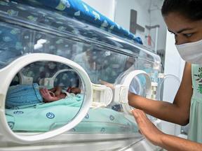Mãe e recém-nascido em hospital