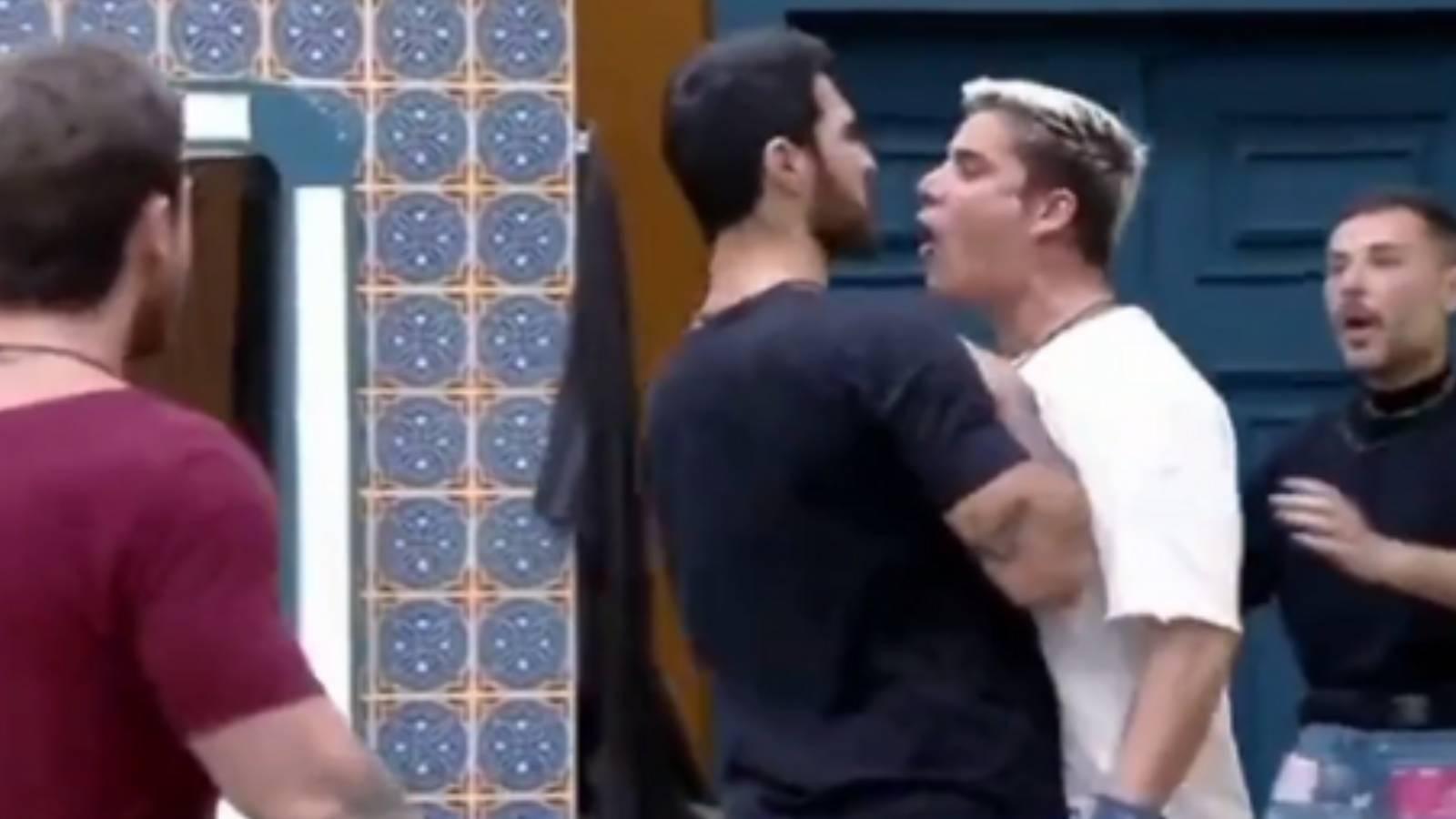 Shay e Tiago brigam em A Fazenda e são espulsos