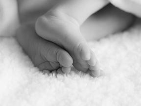 Esta é uma imagem de pés de bebê