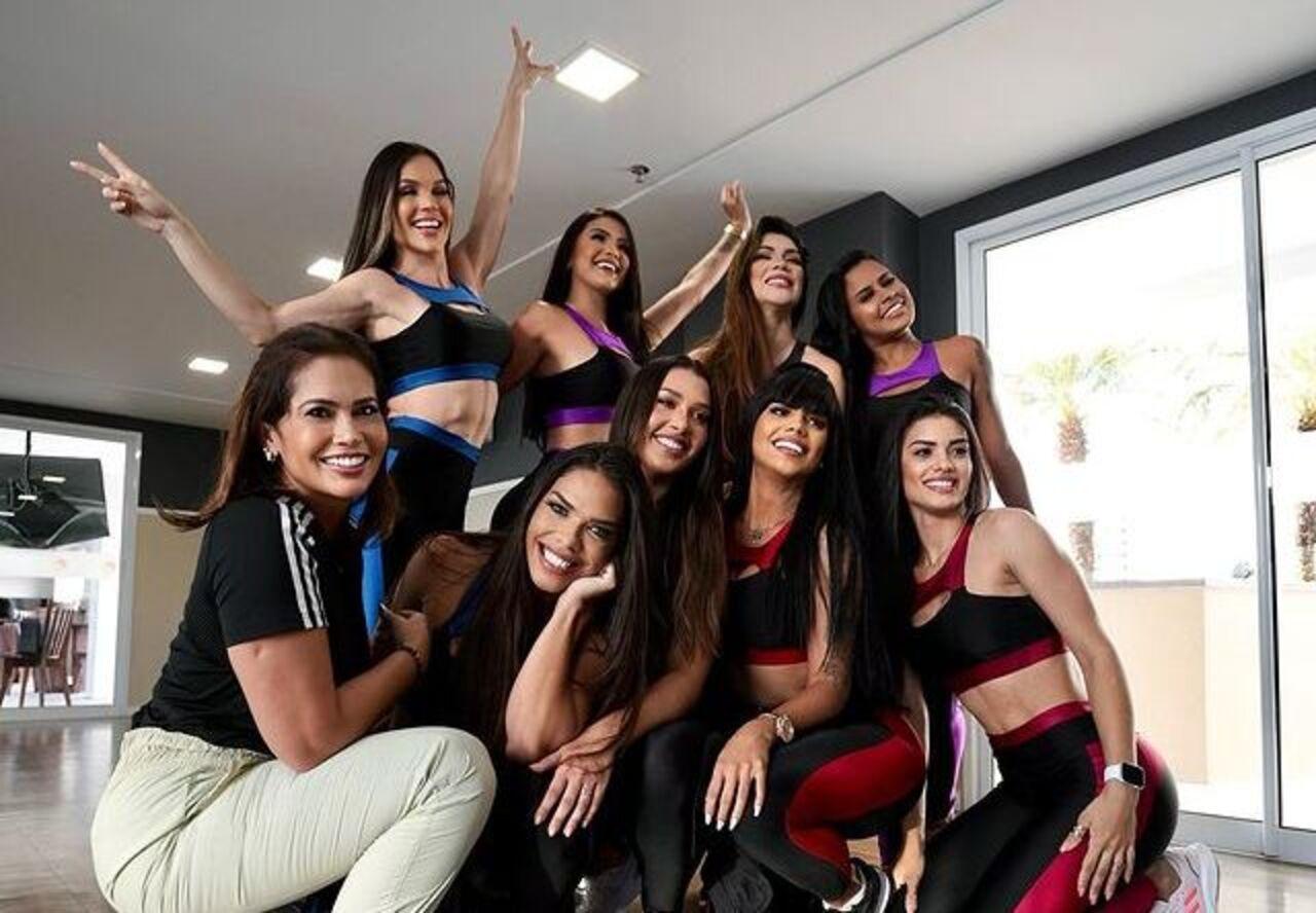 Diretora artística ao lado de dançarinas de novo projeto audiovisual de Wesley Safadão