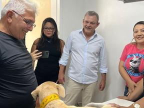 O prefeito José Sarto visita clínica veterinária da Prefeitura