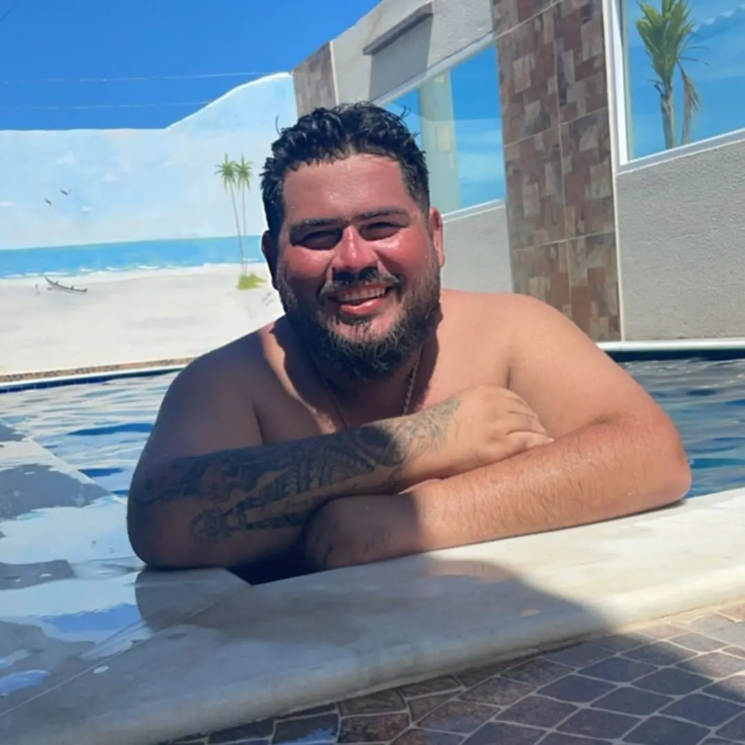 Cantor Zé Lucas na piscina