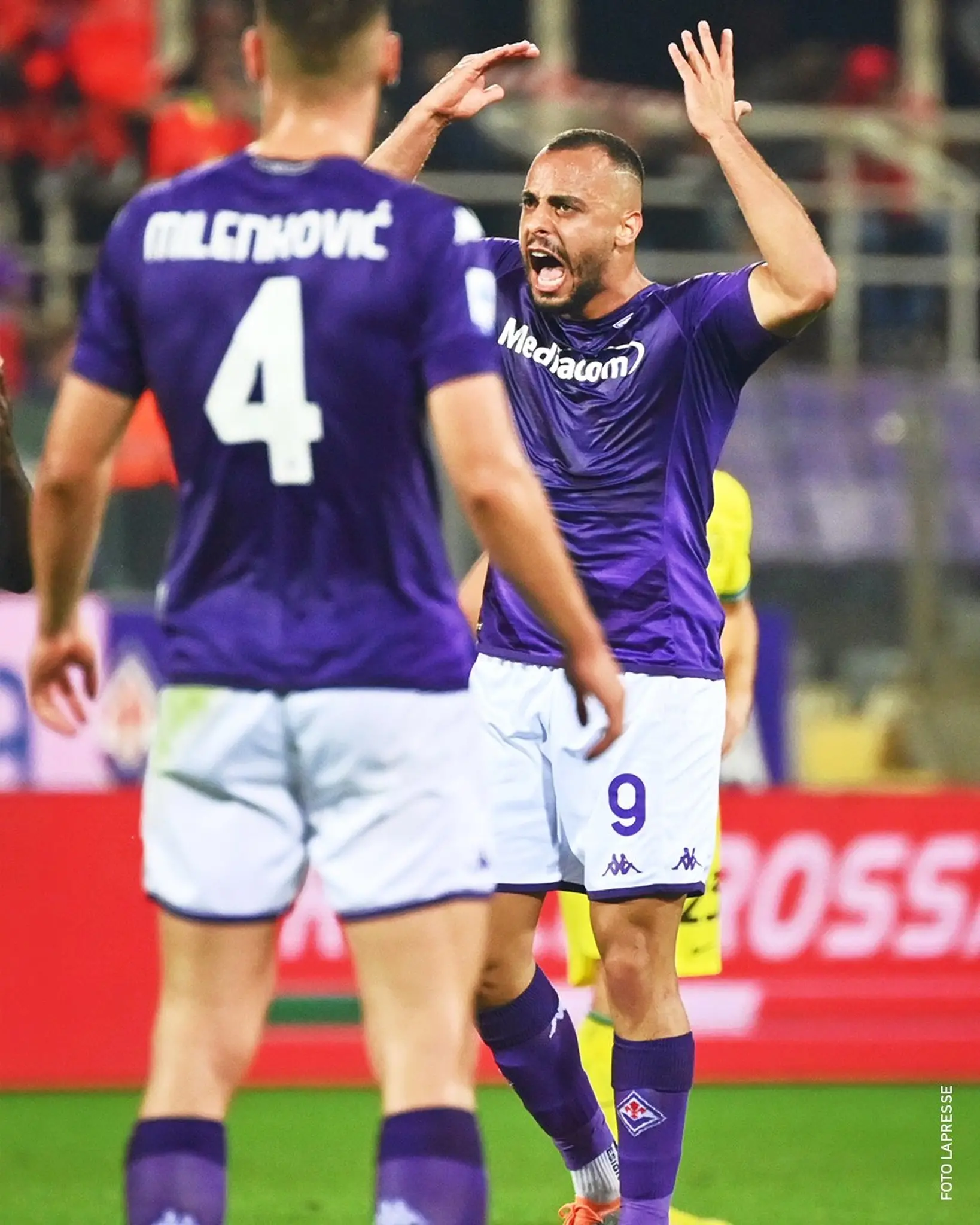 Imagem da notícia: Arthur Cabral marca na derrota da Fiorentina contra a Internazionale pelo Campeonato Italiano; veja