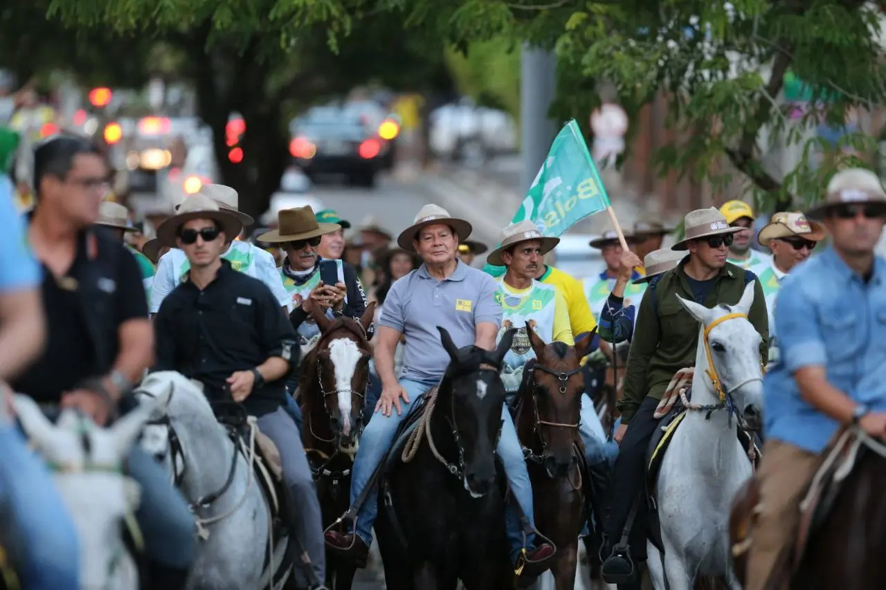 Hamilton Mourão em cima de um cavalo em Fortaleza