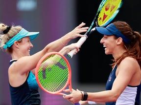 Imagem mostra duas tenistas