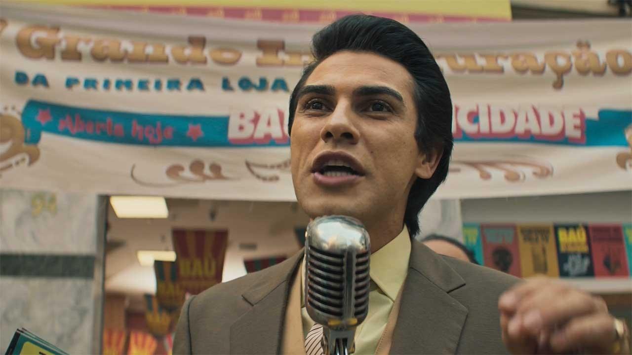 Mariano Mattos Martins como Silvio Santos na série O Rei da TV