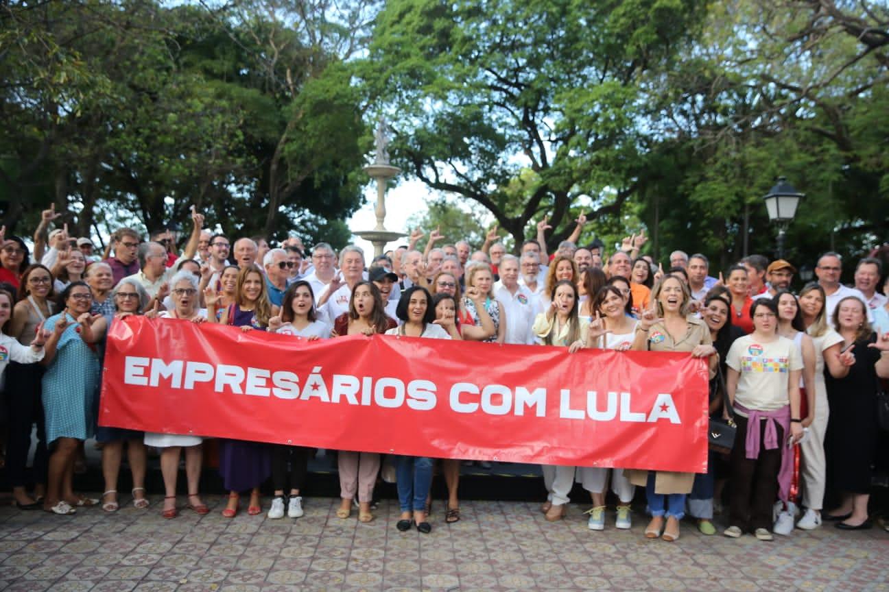 Tasso ao lado de empresários cearenses defende voto em Lula