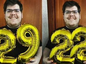 lado esquerdo mostra casimiro segurando  o número 29 em balões; lado direito mostra montagem com o número 22 postada por flavio bolsonaro nas redes sociais
