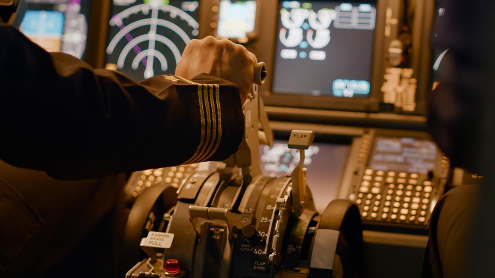 Capitão de aeronave no comando do cockpit decolando com o avião, estrangulando a alavanca do motor de potência para navegar na bússola do radar.
