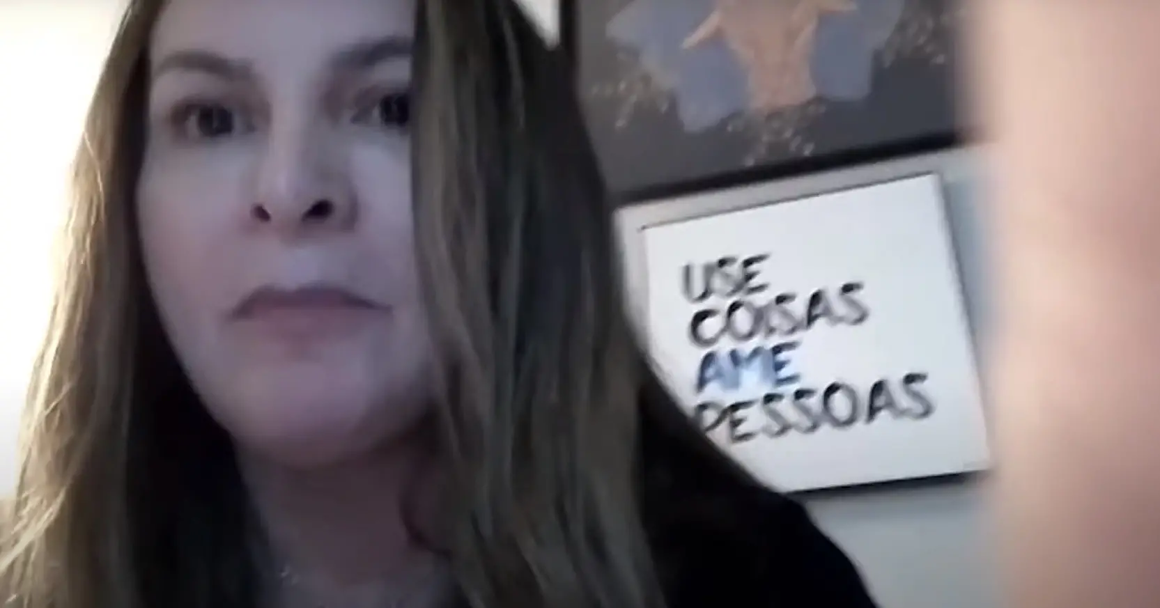 Andrea, ex-esposa de Pazuello, é uma mulher branca e de cabelos lisos loiros.