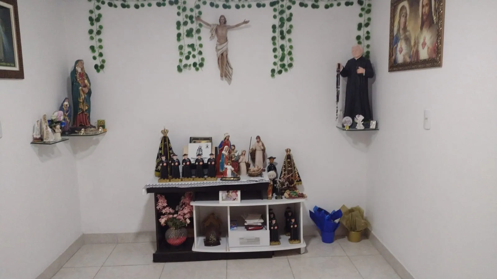 Luiz Antônio criou uma espécie de santuário em sua casa com peças e artigos religiosos que ele adquire todos os meses em Juazeiro do Norte