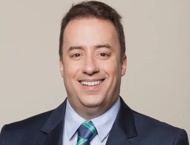 maurício torres, marido de susana naspolini, sorri