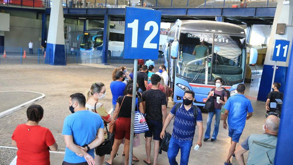 Pessoas pegando ônibus na rodoviária de Fortaleza