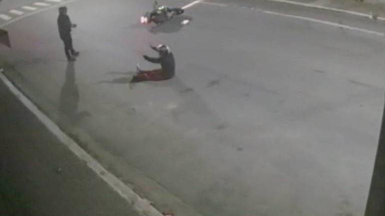 Trecho de vídeo de câmera de segurança que flagra momento em que motociclista reage à tentativa de assalto e atira contra suspeito no bairro Bom Retiro, em São Paulo, no dia 23 de outubro de 2022