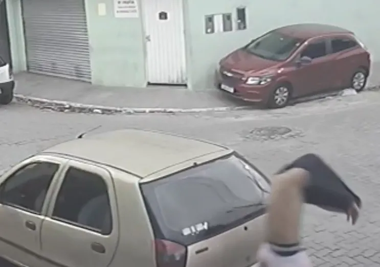 Homem saiu da residência minutos após ser registrado agredido companheira, que foi encontrada morta
