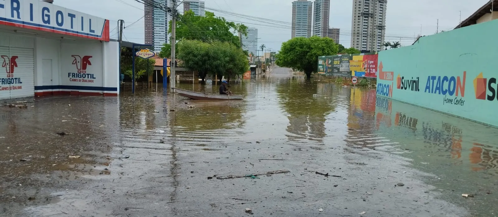 Moradores utilizam canoa para cruzar Av Plácido Aderaldo Castelo