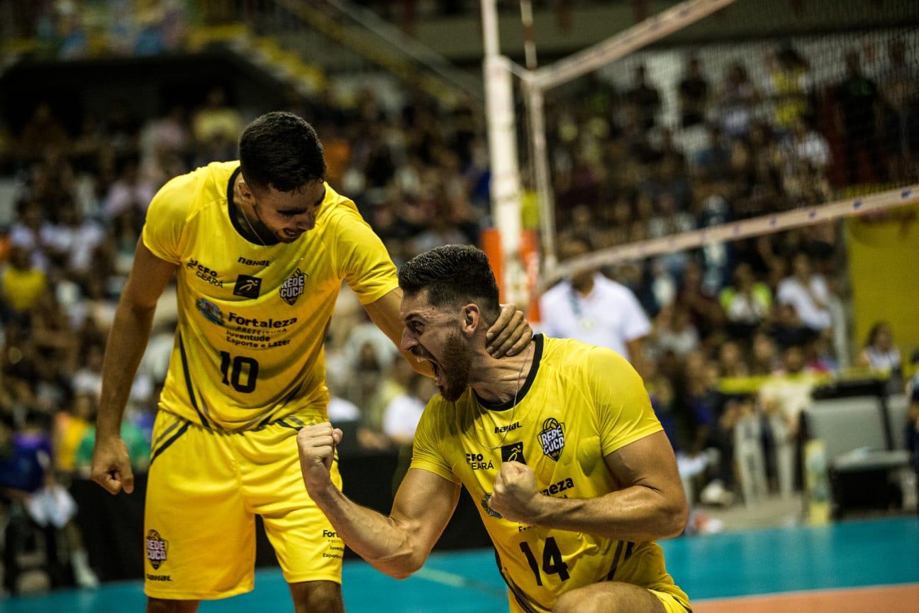 Imagem mostra dois jogadores de vôlei durante comemoração